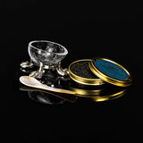 Pärlemorsked tillsammans med caviar och Jan Stenbecks ikoniska caviarägg – ett designföremål med gastronomisk historia.