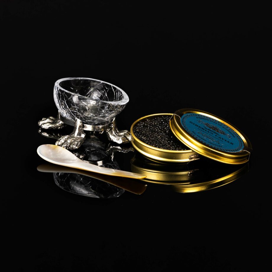 Pärlemorsked tillsammans med caviar och Jan Stenbecks ikoniska caviarägg – ett designföremål med gastronomisk historia.