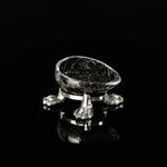 Caviarägget fyllt med caviar – exklusivt glasföremål i tenn och glas, återlanserat i Pontus Frithiofs kollektion.