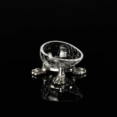 Caviarägget i glas och tenn med Basset-inspirerade tassar, designat av Jan Stenbeck och Pontus Frithiof.