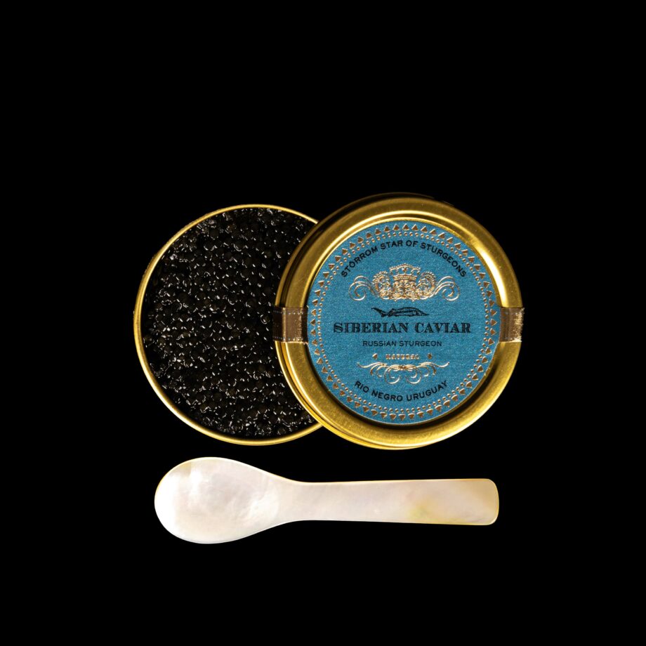 Caviar serverad med pärlemorsked och Jan Stenbecks caviarägg – exklusiv detalj från Pontus Frithiof Collection.