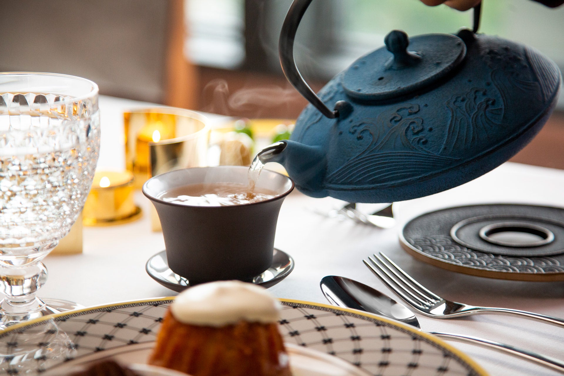 Servering av Georgia Peach EKO – ekologiskt grönt te med persika och fläder, upphällt på La Tour i Stockholm som en del av Pontus Frithiofs teupplevelse.