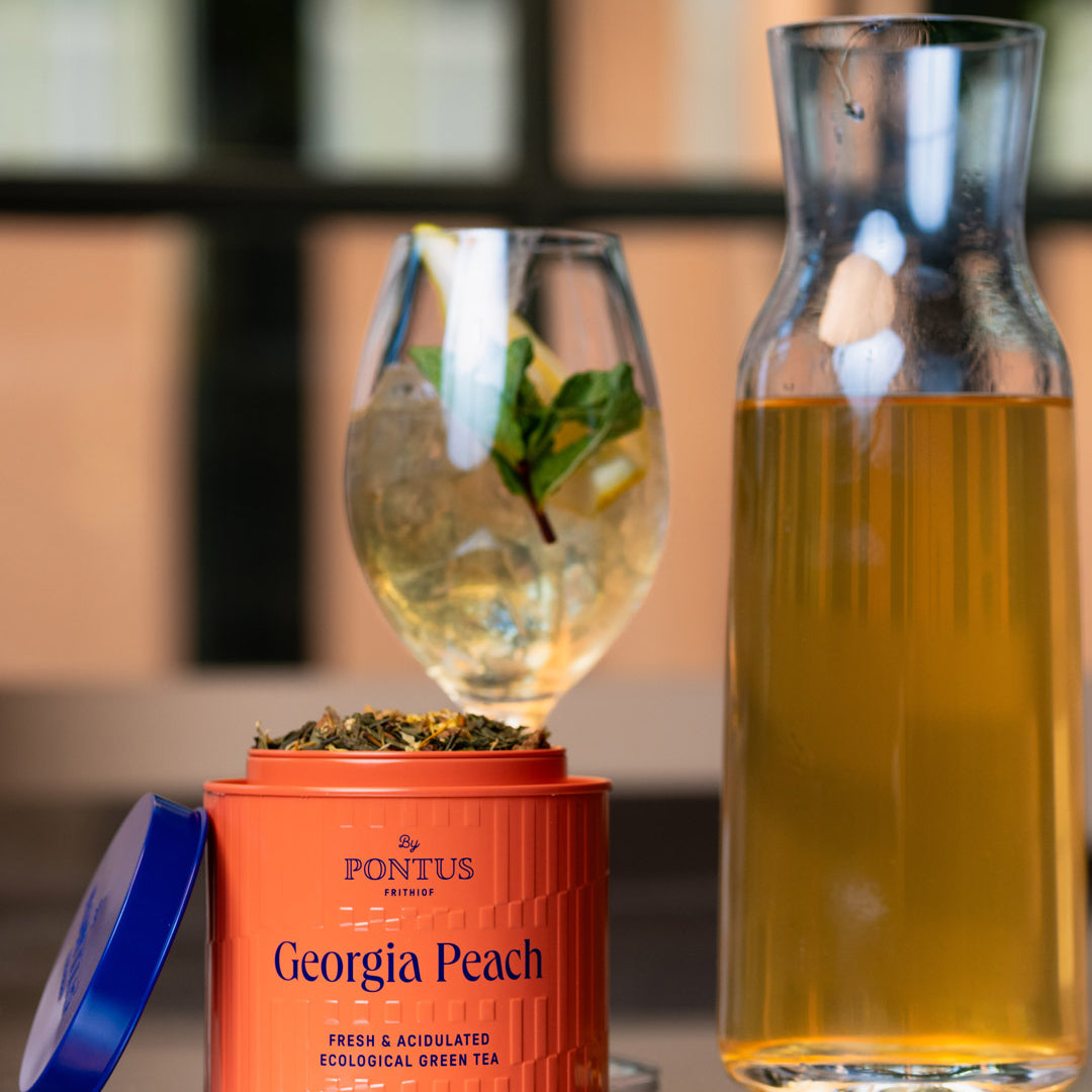 Georgia Peach EKO – ekologiskt grönt te med persika och fläder, serverat som iste med fräsch mynta ur Pontus Te kollektion.