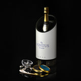 Grad No.1 By Pontus – uppladdningsbar vinkyl i vit design med Pontus Frithiof-signatur, fotograferad med caviar och glasägg