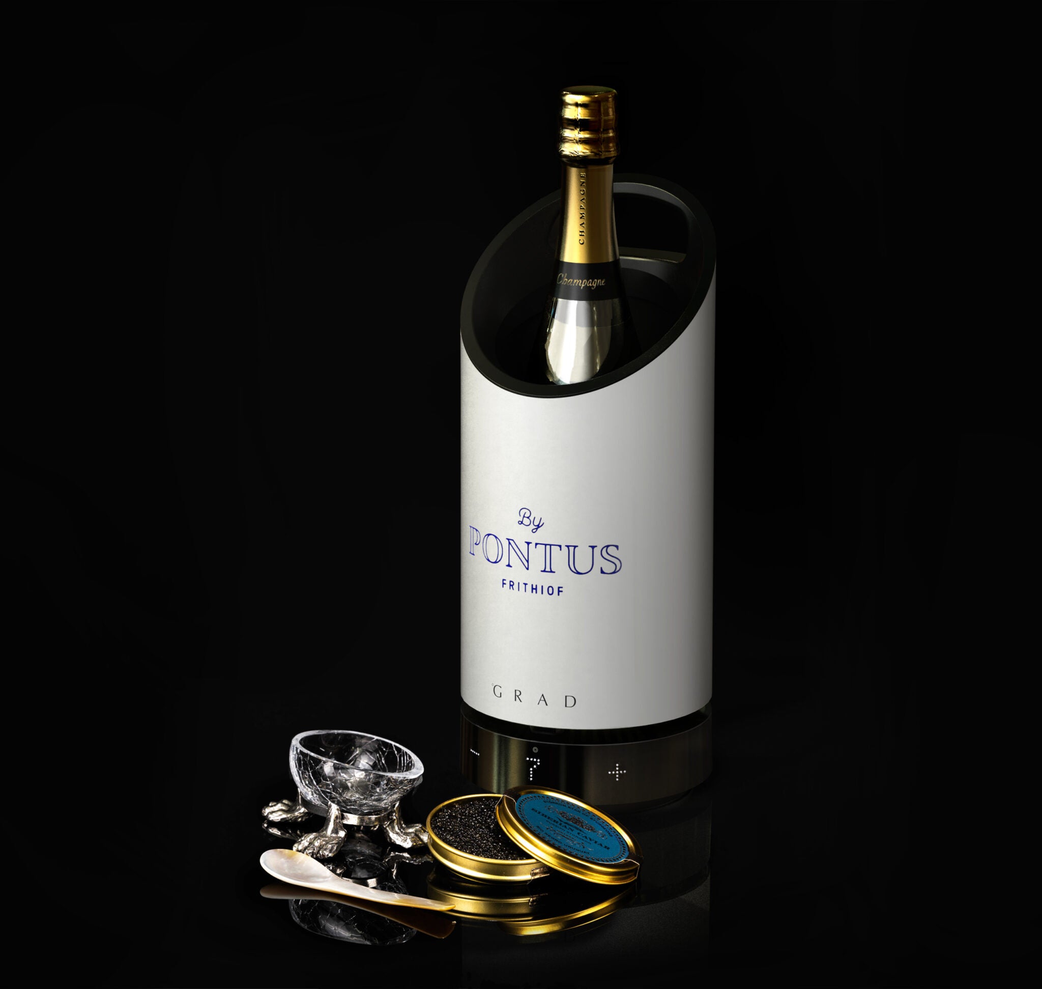 Grad No.1 By Pontus – uppladdningsbar vinkyl i vit design med Pontus Frithiof-signatur, fotograferad med caviar och glasägg