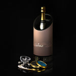 Grad No.1 La Tour Edition – brun metallisk vinkyl i samarbete med La Tour, fotograferad med caviar och exklusiva tillbehör