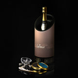 Grad No.1 La Tour Edition – brun metallisk vinkyl i samarbete med La Tour, fotograferad med caviar och exklusiva tillbehör