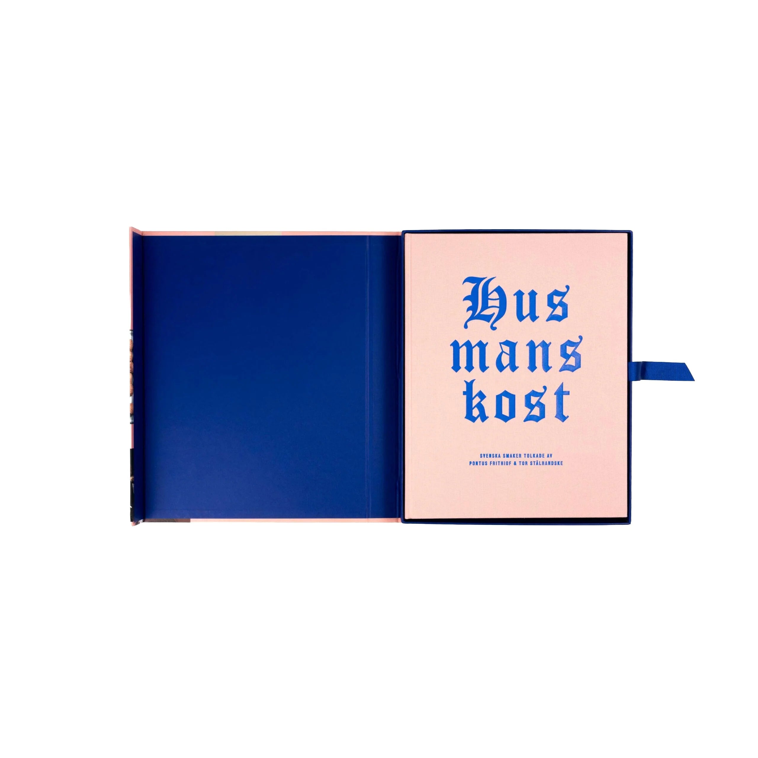 Husmanskost – kokbok av Pontus Frithiof och Tor Stålhandske tryckt på exklusivt papper och inbunden i elegant box med blå design.