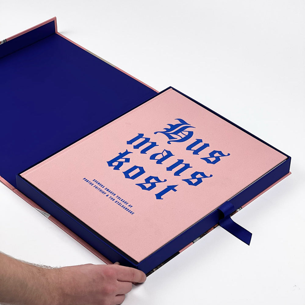 Kokboken Husmanskost av Pontus Frithiof och Tor Stålhandske i exklusiv box, vinnare av Gourmand Awards, Silverägg och World Cookbook Award.