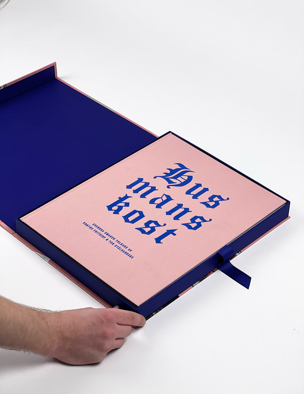 Kokboken Husmanskost av Pontus Frithiof och Tor Stålhandske i exklusiv box, vinnare av Gourmand Awards, Silverägg och World Cookbook Award.