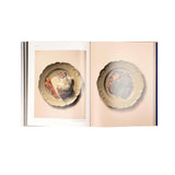 Uppslag ur Husmanskost med recept och matbilder på klassiska svenska rätter.