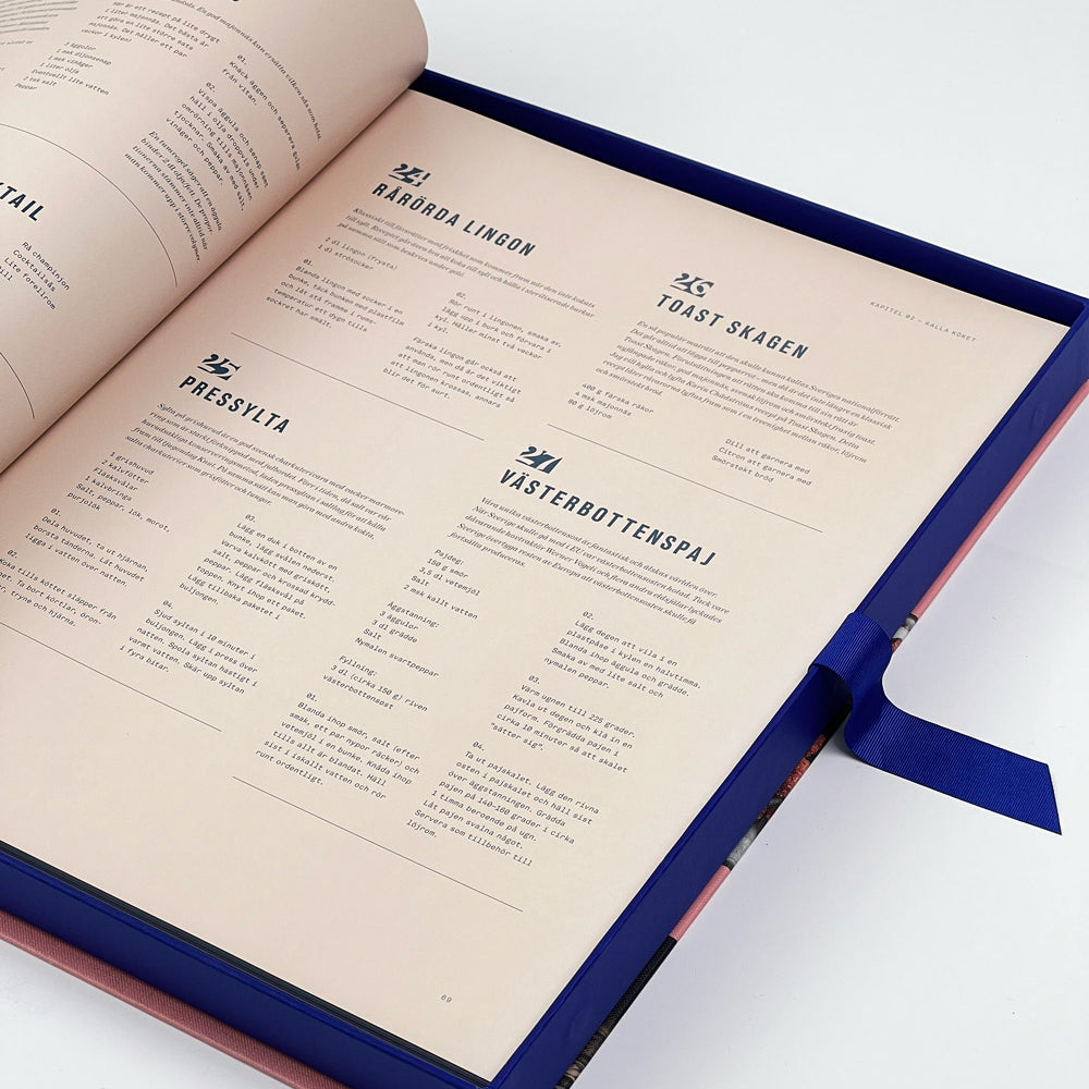 Uppslag ur kokboken Husmanskost av Pontus Frithiof och Tor Stålhandske med recept på klassisk svensk husmanskost som Toast Skagen och Västerbottenpaj.