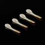 Set med fyra handgjorda pärlemorskedar – klassiskt tillbehör till caviarservering.