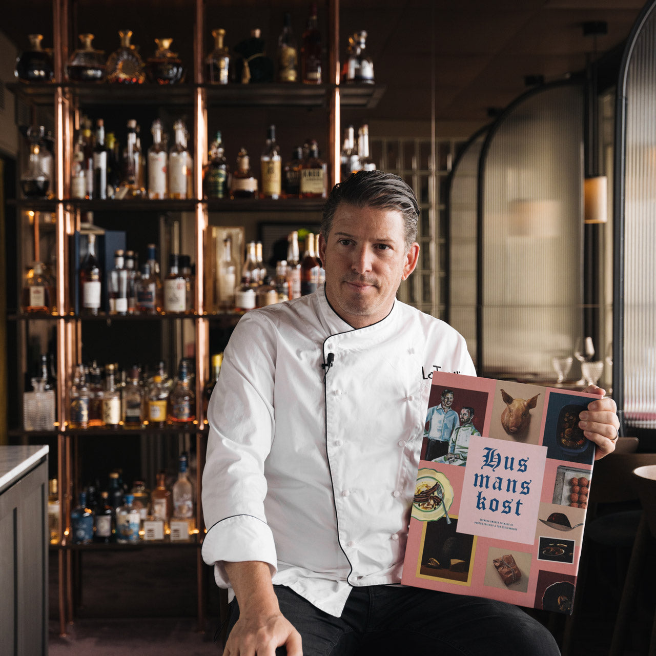 Pontus Frithiof med kokboken Husmanskost, en exklusiv bok för matälskare och esteter, perfekt som gåva eller coffeetable-inredning
