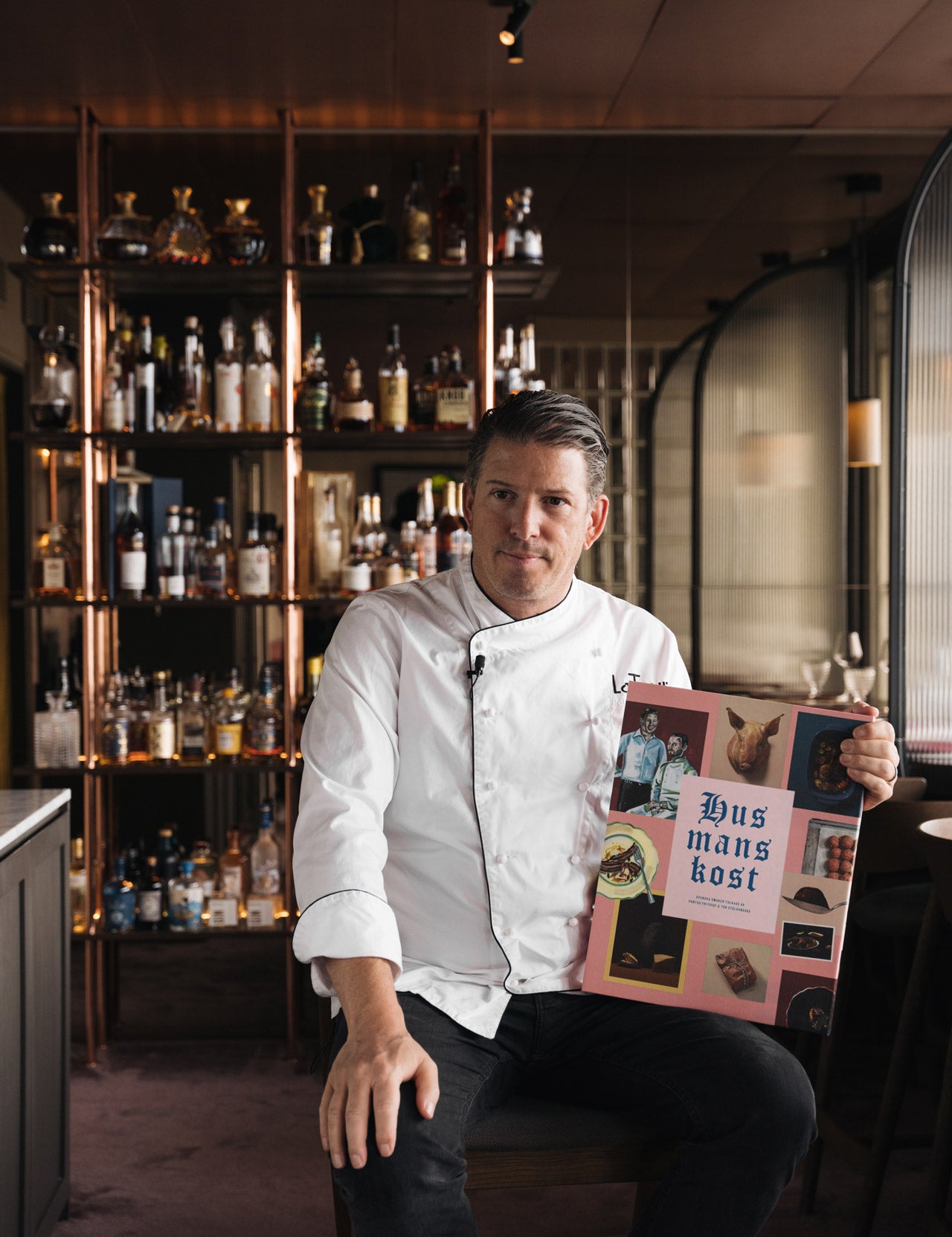 Pontus Frithiof med kokboken Husmanskost, en exklusiv bok för matälskare och esteter, perfekt som gåva eller coffeetable-inredning
