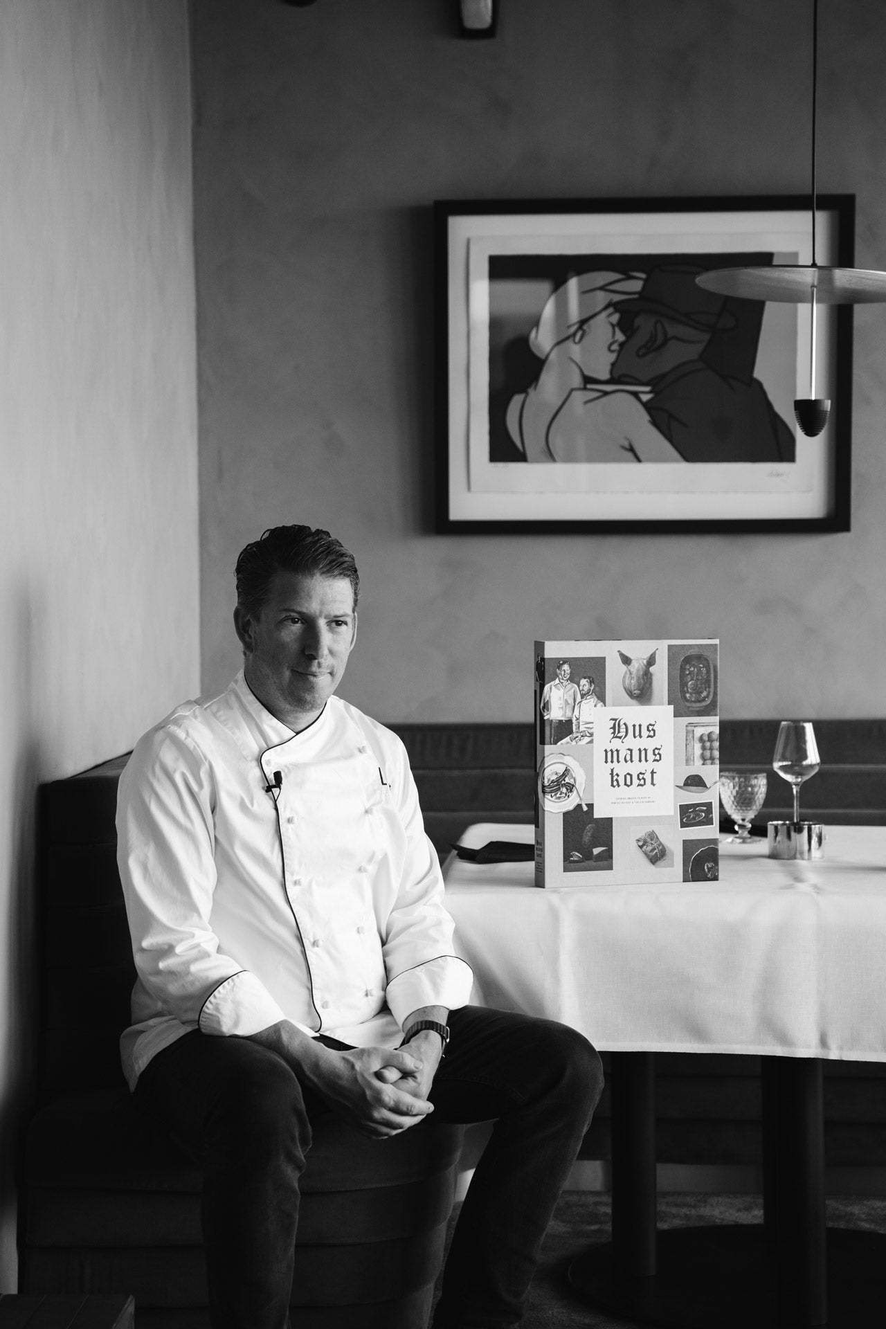 Pontus Frithiof vid bord med kokboken Husmanskost – en hyllning till svensk husmanskost, gastronomi och design.