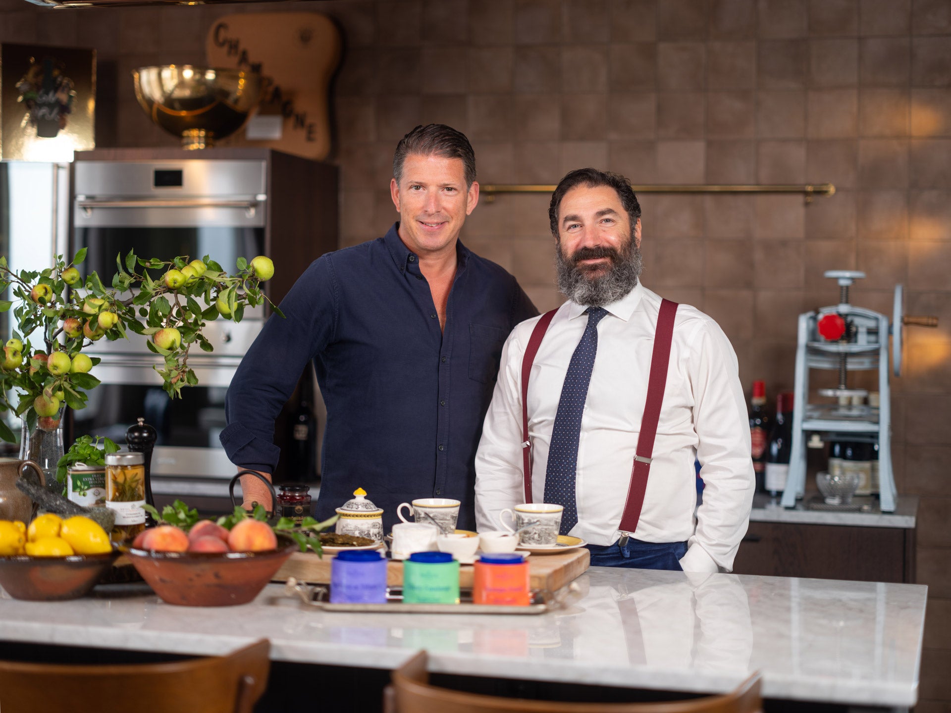 Pontus Frithiof och Mario E. Maroni bakom Pontus Te-kollektion – ett möte mellan gastronomi, design och te-konst.