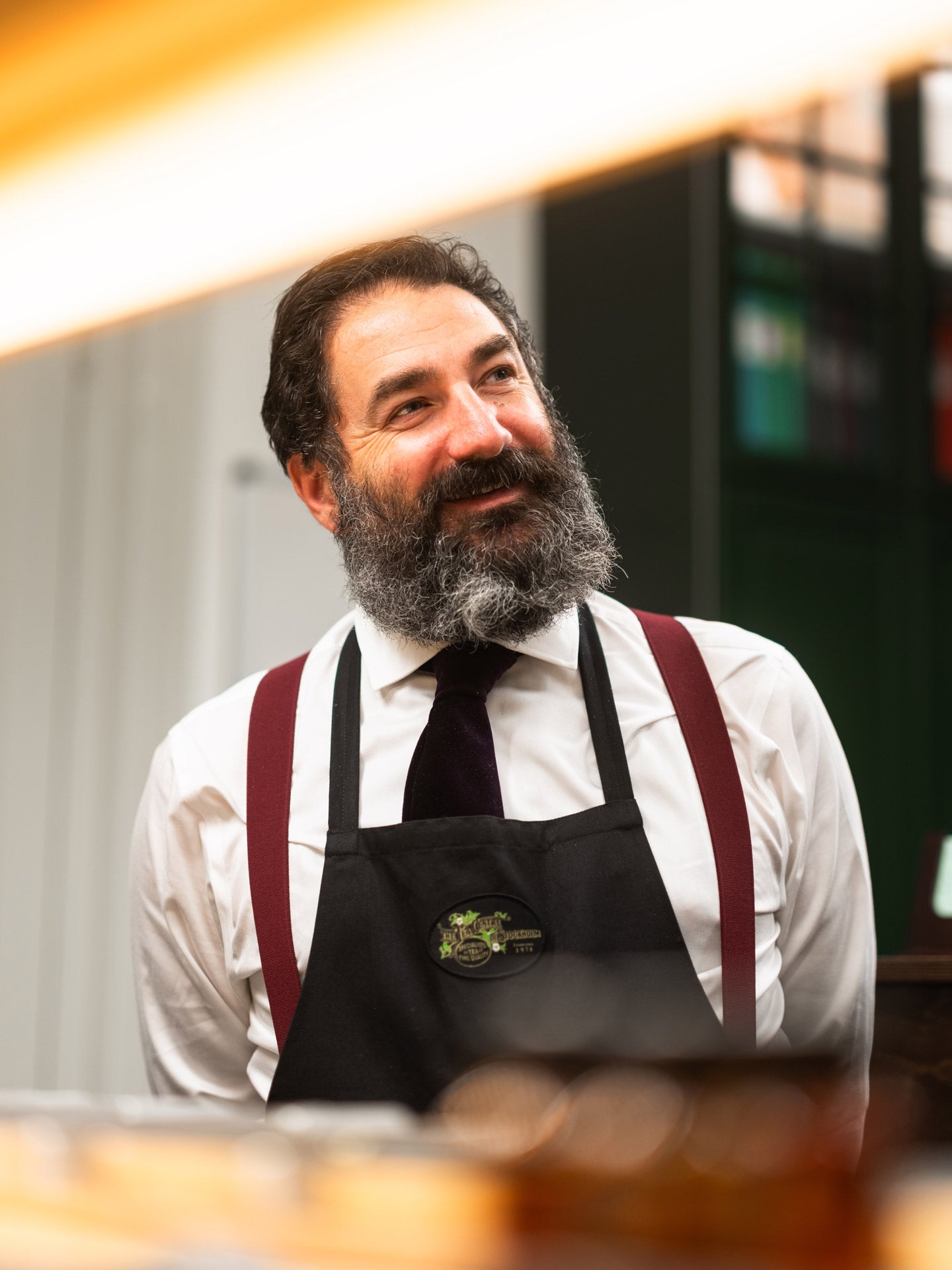 Mario från Pontus Frithiof-gruppen på Tea Centre i Stockholm under framtagandet av Pontus Frithiof Te-kollektionen.