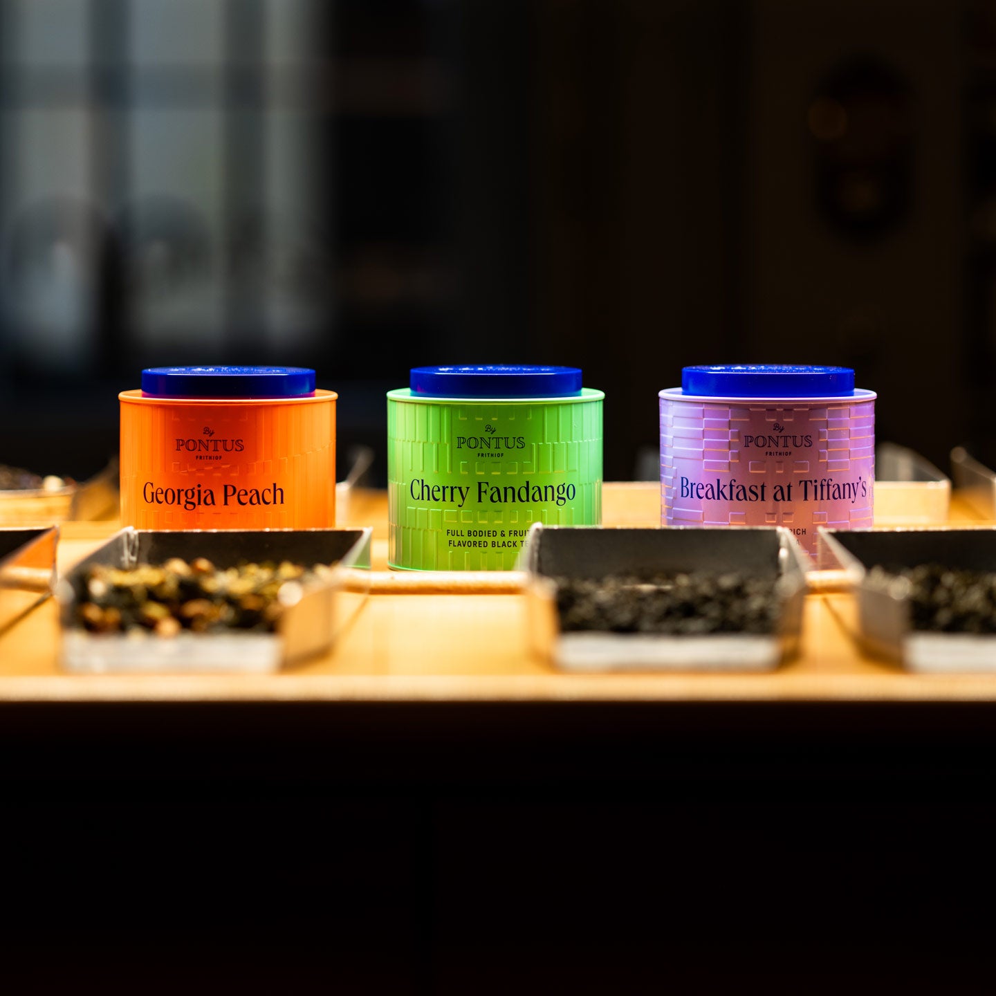 Tre teburkar ur Pontus Frithiofs tekollektion – Georgia Peach, Cherry Fandango och Breakfast at Tiffany’s – exklusiva teer skapade i samarbete med Tea Centre Stockholm.
