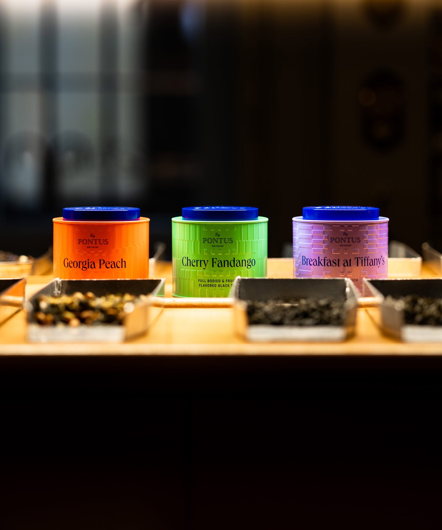 Tre teburkar ur Pontus Frithiofs tekollektion – Georgia Peach, Cherry Fandango och Breakfast at Tiffany’s – exklusiva teer skapade i samarbete med Tea Centre Stockholm.