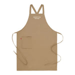 Khakifärgat sandfärgat kockförkläde i twill med Pontus Frithiof-logotyp, visat framifrån.
