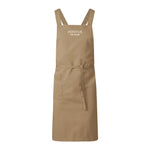 Khakifärgat sandfärgat Pontus kockförkläde med ergonomiska axelband, helfigur framifrån.