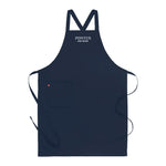 Kockförkläde i marinblå twill med Pontus Frithiof-logotyp, visad framifrån.