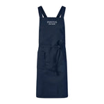 Marinblått Pontus kockförkläde med ergonomiska axelband, helfigur framifrån.