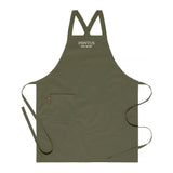 Olivgrönt kockförkläde i twill med broderad Pontus Frithiof-logotyp, visat framifrån.