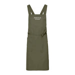 Olivgrönt Pontus kockförkläde med ergonomiska axelband, helfigur framifrån.