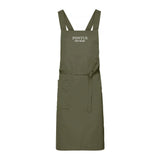 Olivgrönt Pontus kockförkläde med ergonomiska axelband, helfigur framifrån.