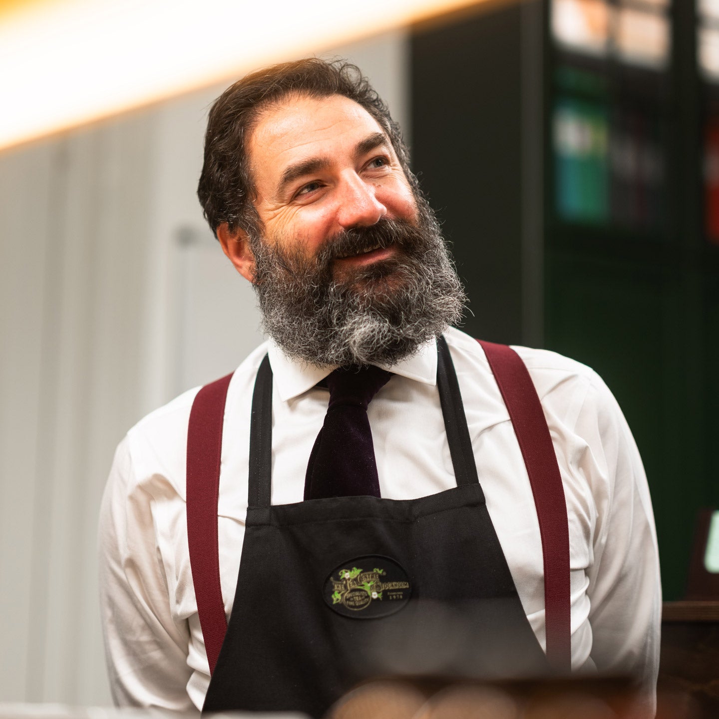 Mario E. Maroni från Pontus Frithiofs tekollektion – inspirationen bakom Breakfast at Tiffany’s med Assam-teets gyllene ursprung.