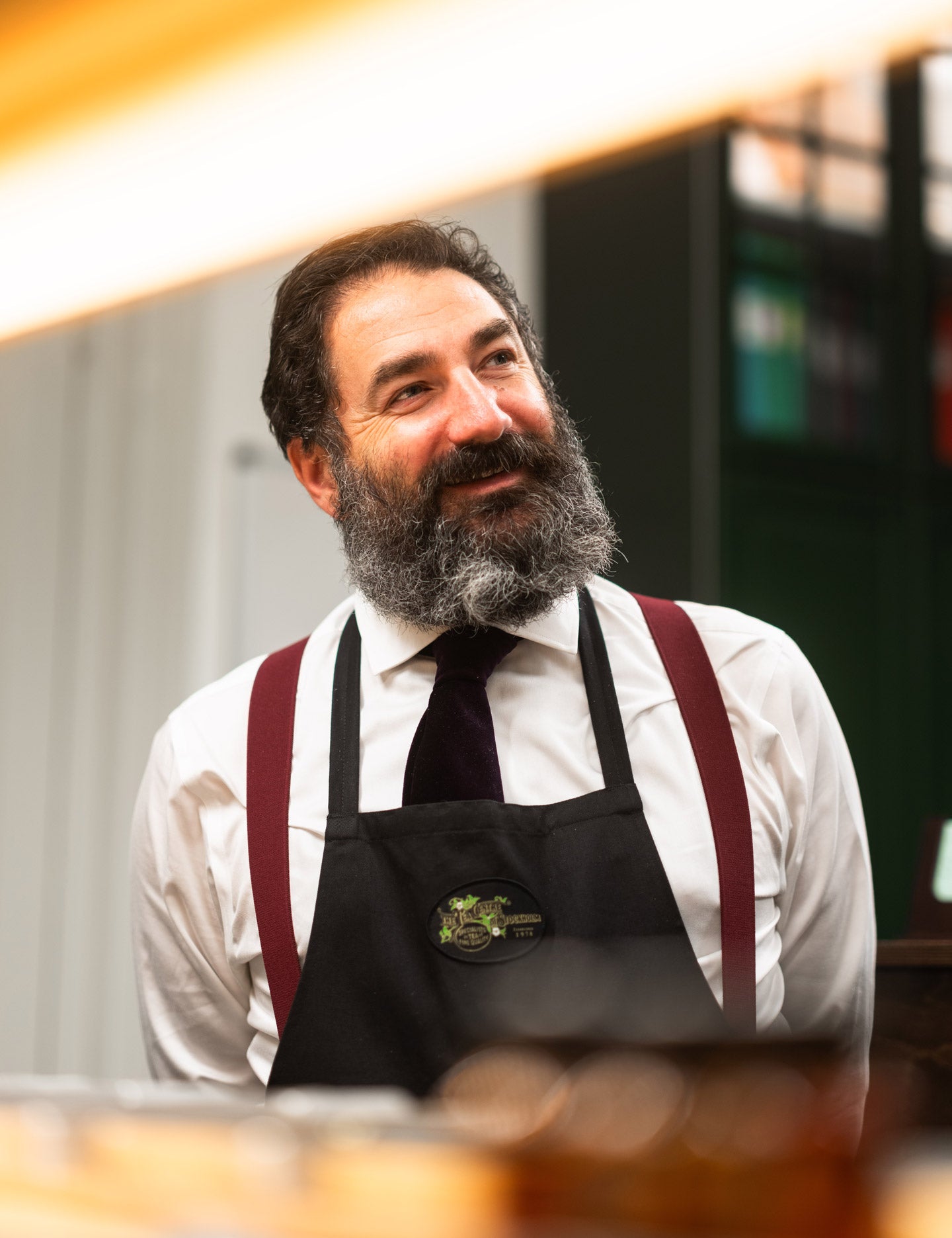 Mario E. Maroni från Pontus Frithiofs tekollektion – inspirationen bakom Breakfast at Tiffany’s med Assam-teets gyllene ursprung.