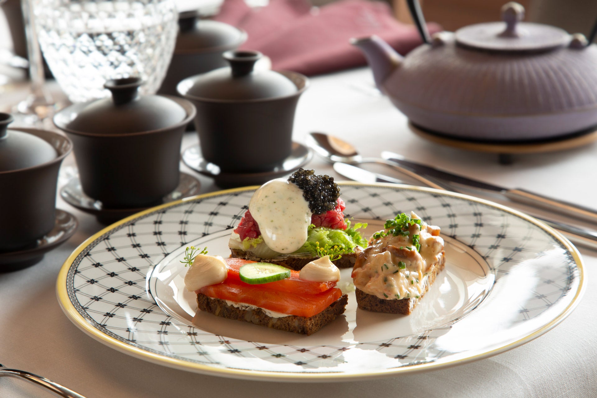 Servering av Breakfast at Tiffany’s te på La Tour – ett svart Assam-te som passar lika bra till frukost som afternoon tea.