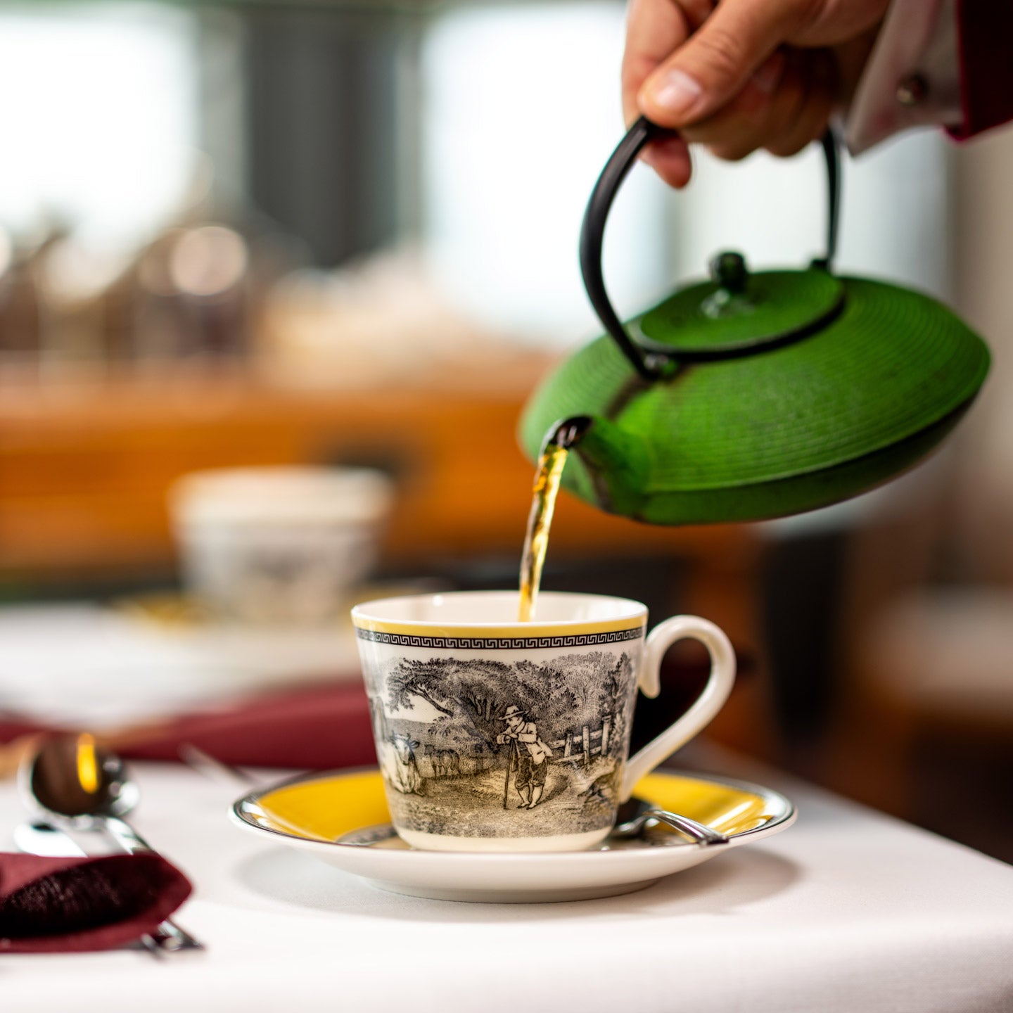 Servering av te ur Pontus Te-kollektion – elegant grön tekanna och porslinskopp som symboliserar teets njutning vid alla tillfällen.
