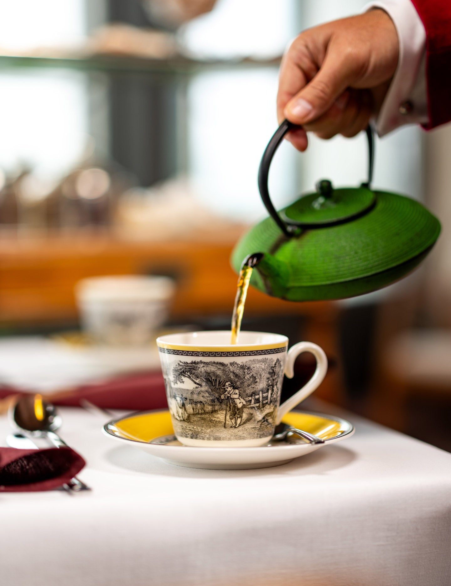 Servering av te ur Pontus Te-kollektion – elegant grön tekanna och porslinskopp som symboliserar teets njutning vid alla tillfällen.