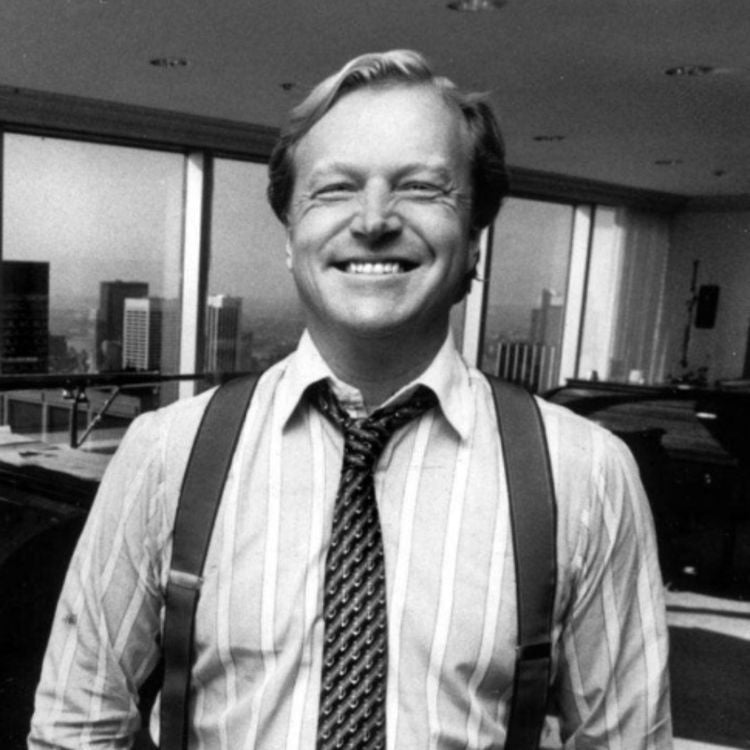 Svartvitt porträtt av en entreprenör som inspirerat framtagandet av caviarägget – ett ikoniskt designföremål.